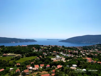 Urbanisiertes Grundstück – 400 m² in Podi